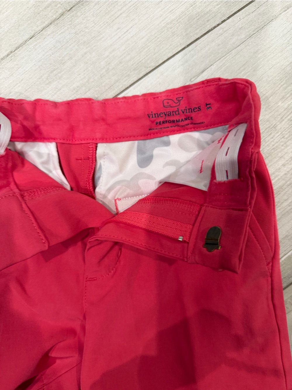 Vineyard Vines Kids coral colored soft performance  Shorts size 3T - Picture 3 of 3